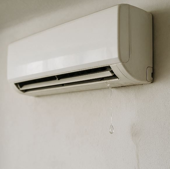 冷氣滴水還能吹嗎？安全風險與立即處理指南