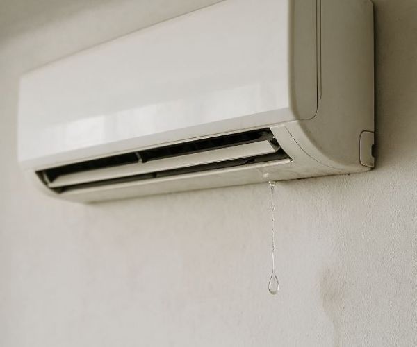 冷氣滴水還能吹嗎？安全風險與立即處理指南